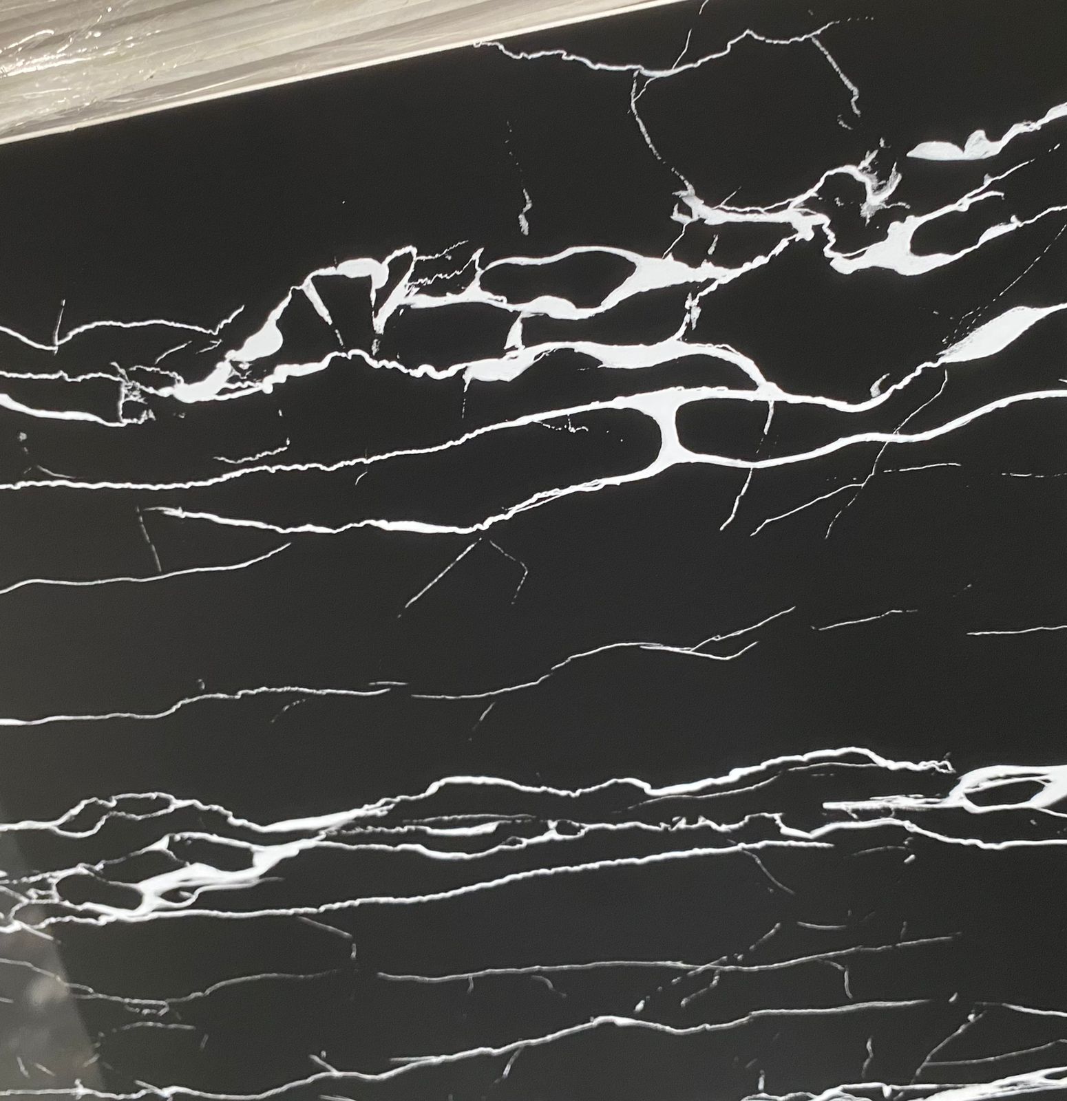 Panel Decorativo Marmol PVC Negro con Vetas Blancas 1.22 X 2.44 m. X 3 mm.  - Buscal S.A.C